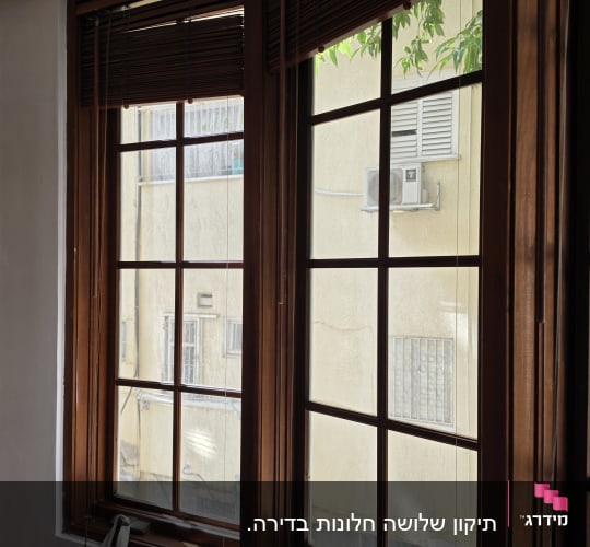 חלונות עץ עם זכוכית ותריסים פנימיים